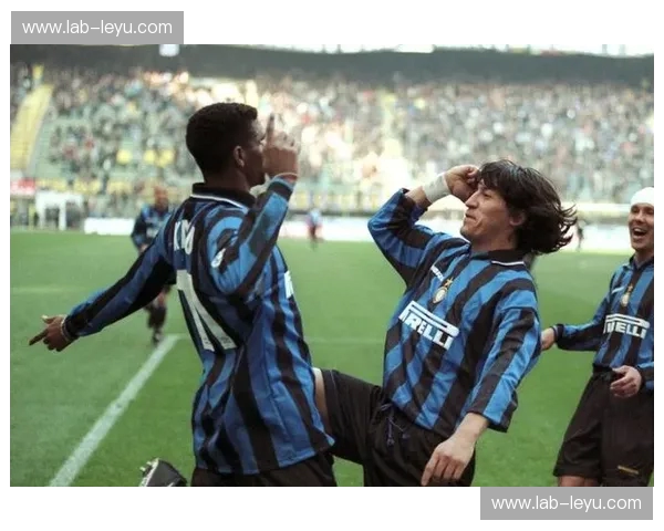 战袍下的传奇：2002巴西德国，一场载入史册的巅峰对决